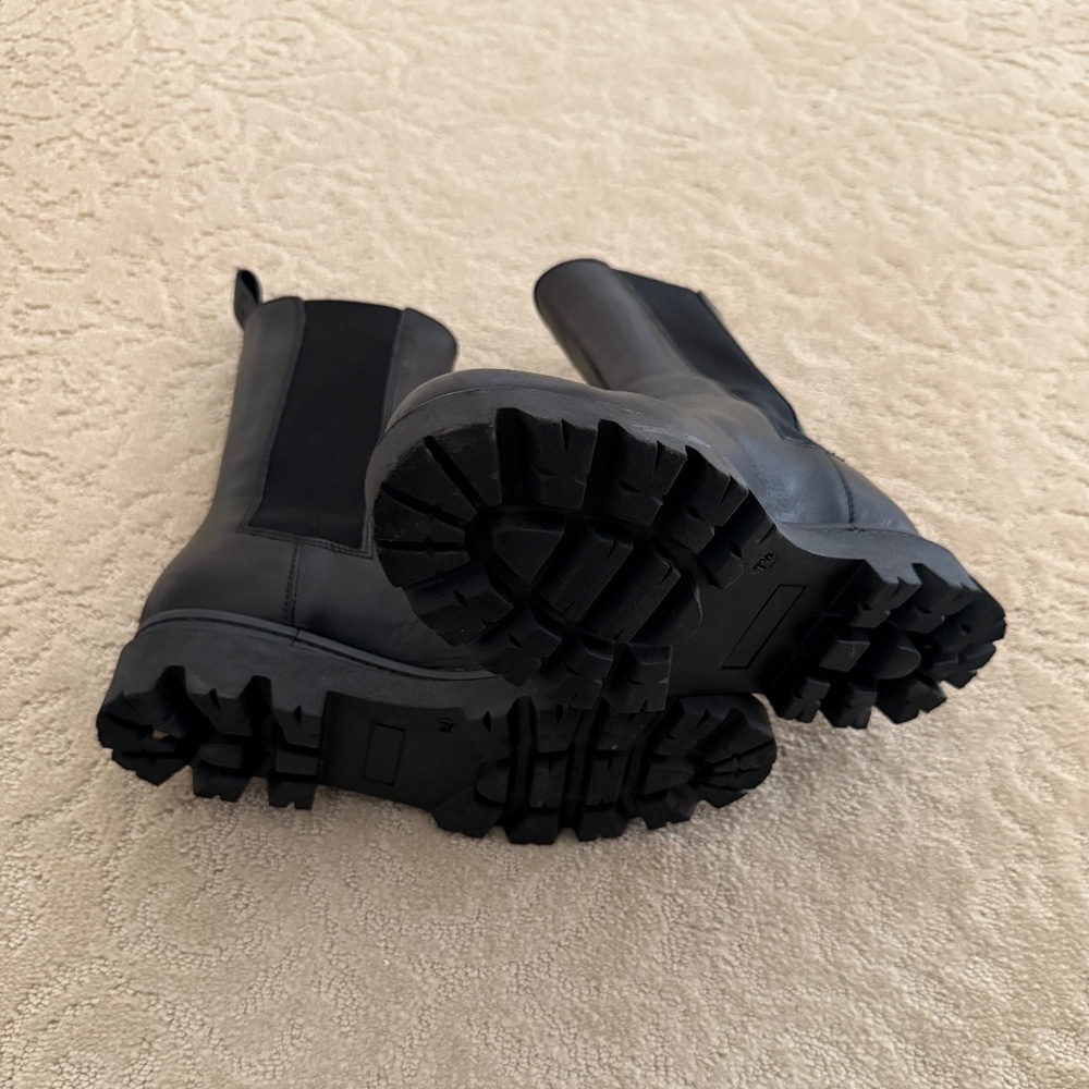 Banana Republic - Hudson Tall Leather Chelsea Boot - Picture 5 of 7